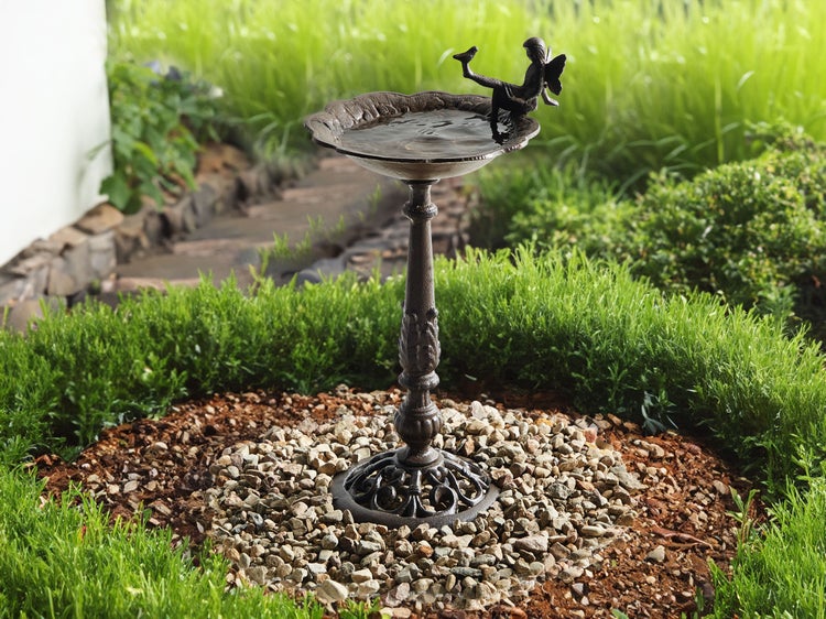 Vogeltränke mit Feenfigur im Garten