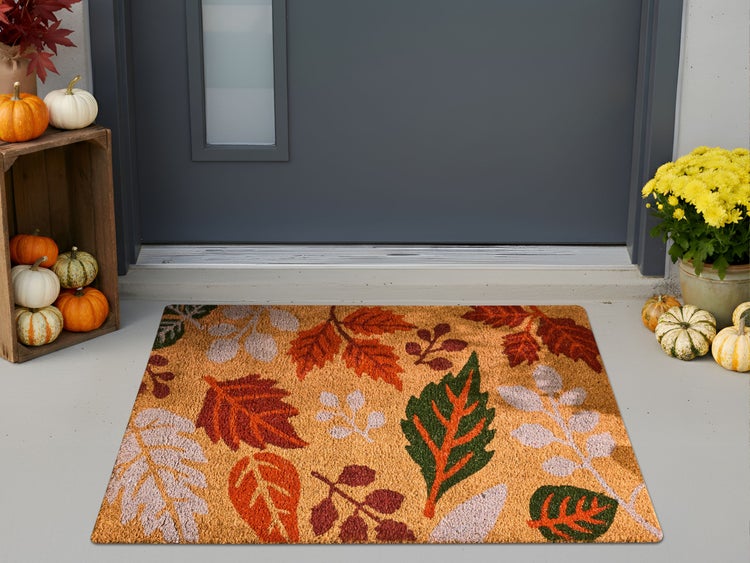 Moderne Badewanne mit Einstiegstür und Glas-Duschabtrennung in einem hellen Badezimmer mit beigen Wandfliesen und Marmorboden.