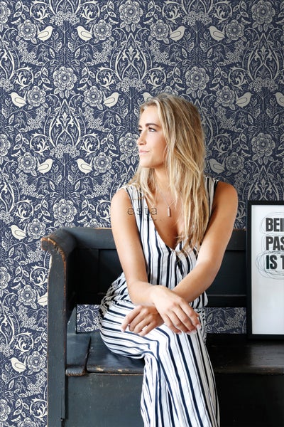 Dekorative Tapete mit Blumen- und Vogelmuster im Vintage-Stil