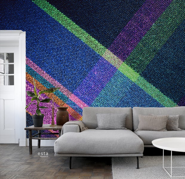 Innenraumszene mit Couch und gemusterter Tapete