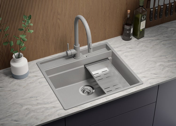 Küchenspüle aus Granit mit Abtropfschale und Armatur