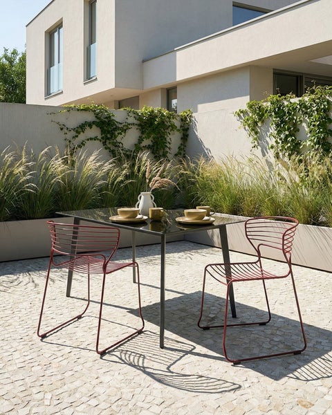 Esstisch mit zwei Stühlen im Garten