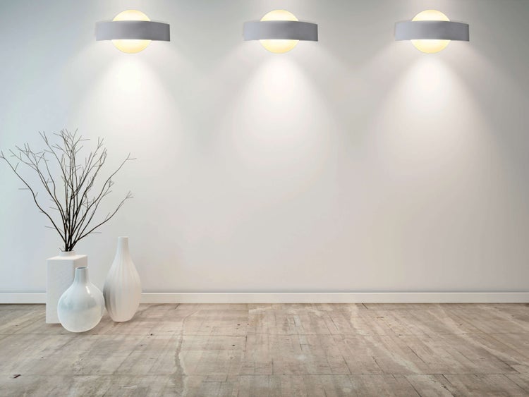 Dekorative Raumszene mit Wandleuchten, Vasen und Zierbaum