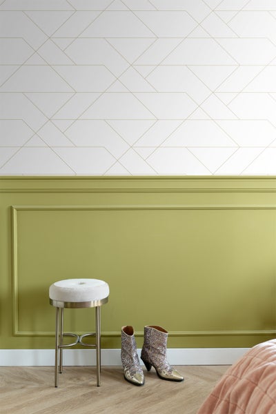 Raumansicht mit gemusterter Tapete, Wandvertäfelung, Barhocker und Stiefeln