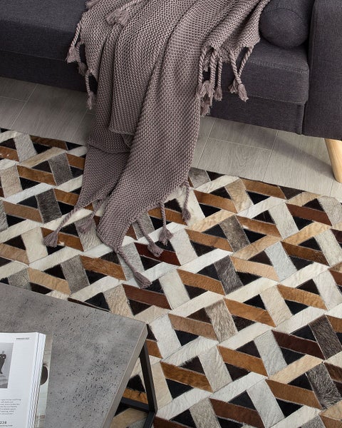 Schreibtisch mit Schreibtischlampe, Laptop, Notizbuch und Bücherregal für eine helle und organisierte Arbeitsumgebung.