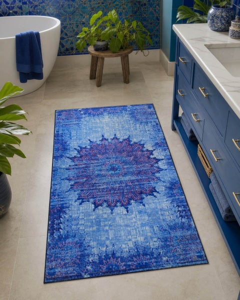 Rechteckiger Badläufer mit blauem Mandala-Muster in einem hellen Badezimmer mit blauem Waschtisch und weißer Badewanne.