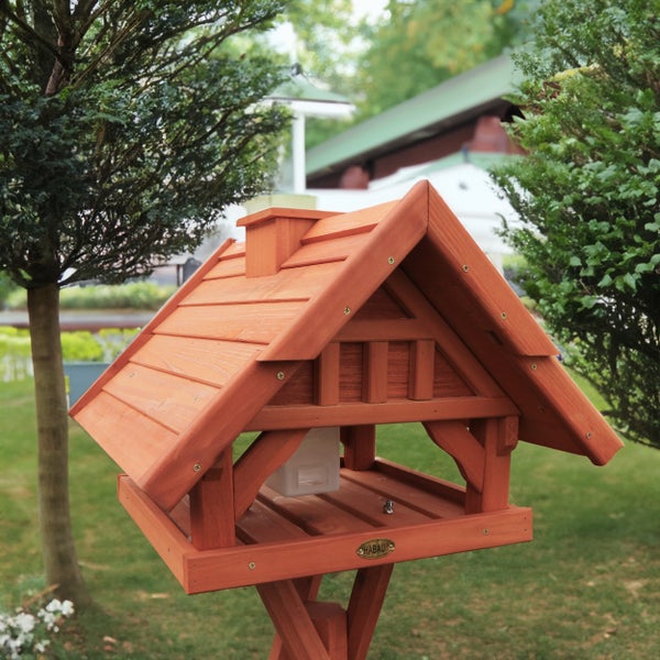 Vogelhaus aus Holz mit Ständer im Garten