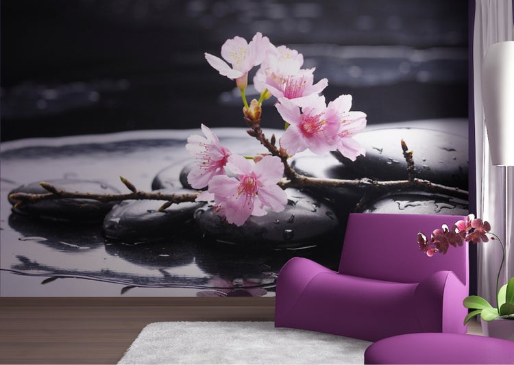 Wandbild mit Blumen und Steinen in einem Wohnzimmer.