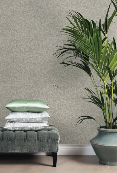 Szene mit gemusterter Tapete, Ottomane, Kissen und Topfpflanze