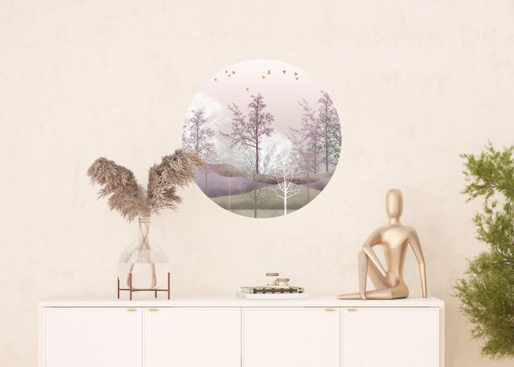 Wohnraum mit Wandtattoo, Vase mit Ziergras und Dekorationsfigur auf einem Sideboard