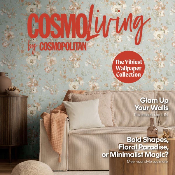 Wohnzimmer mit Blumentapete von CosmoLiving by Cosmopolitan, Sofa mit Kissen und Holzkommode.