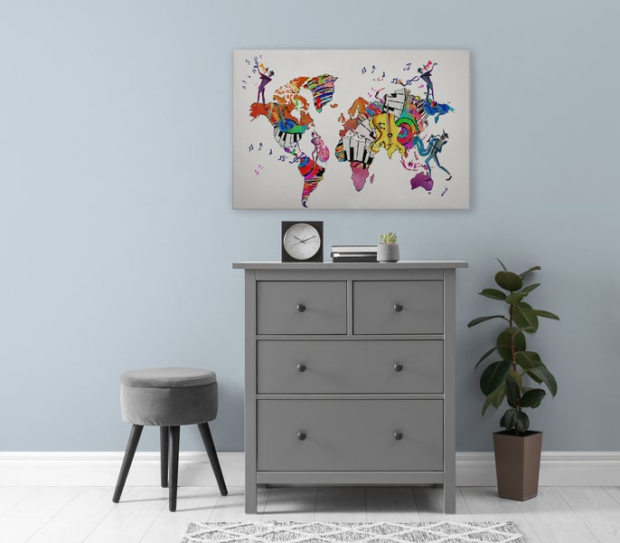 Wandbild Weltkarte mit Musikmotiven über einer grauen Kommode in einem modern eingerichteten Wohnbereich.