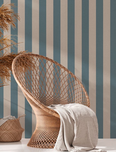 Dekorative Szene mit einem Korbsessel und einer gestreiften Tapete