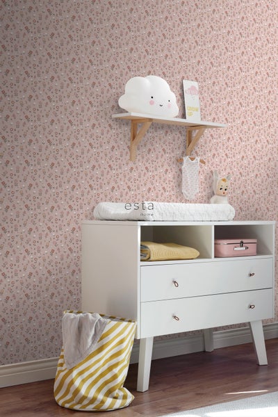 Kinderzimmer mit floral gemusterter Tapete, Wickelkommode, Regal und dekorativen Elementen.