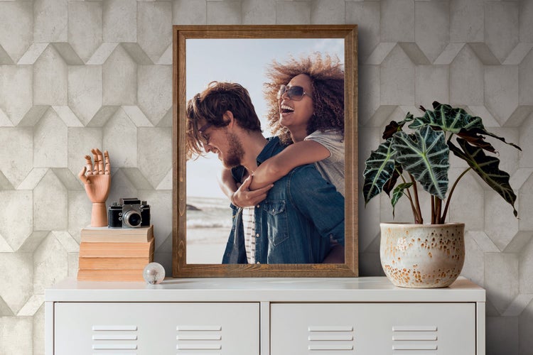 Wohnzimmer mit Sessel, Ottomanen, Tisch und gemusterter Tapete