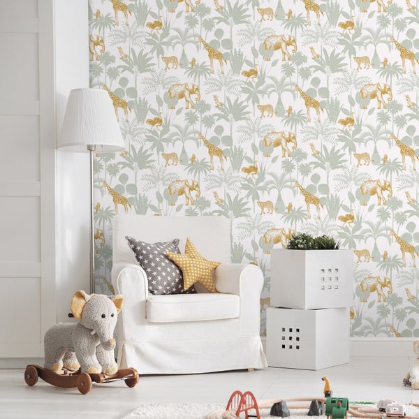 Helles Kinderzimmer mit Safari-Tapete, Tiermotiven wie Elefanten und Giraffen, Sessel und Spielzeug.