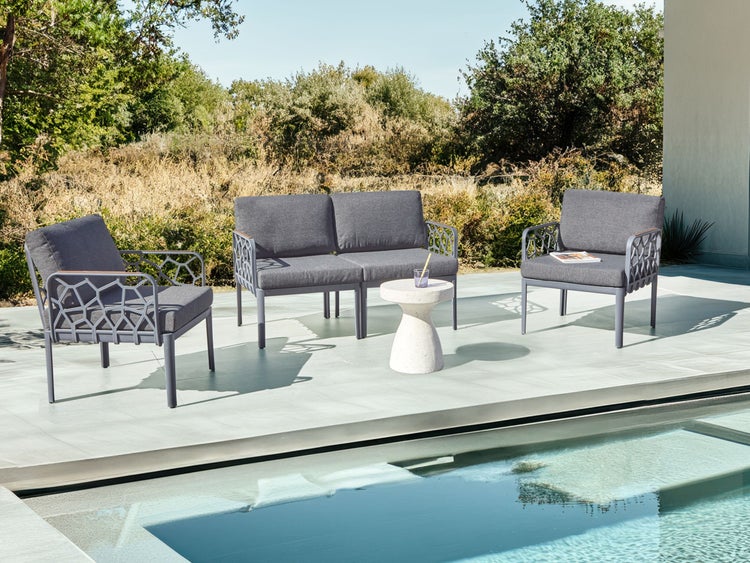 Gartenmöbel-Set mit Sofa, Sesseln und Beistelltisch am Pool