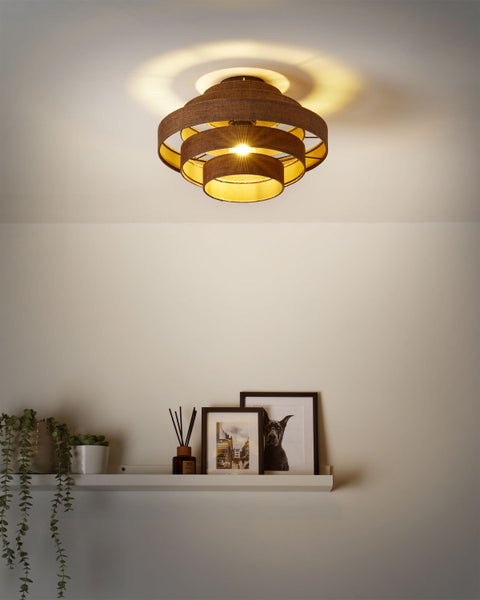 Deckenleuchte mit drei Lampenschirmen im Wohnraum