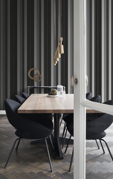 Esszimmer mit Esstisch, Stühlen, Pendelleuchte und gestreifter Tapete für ein modernes Ambiente