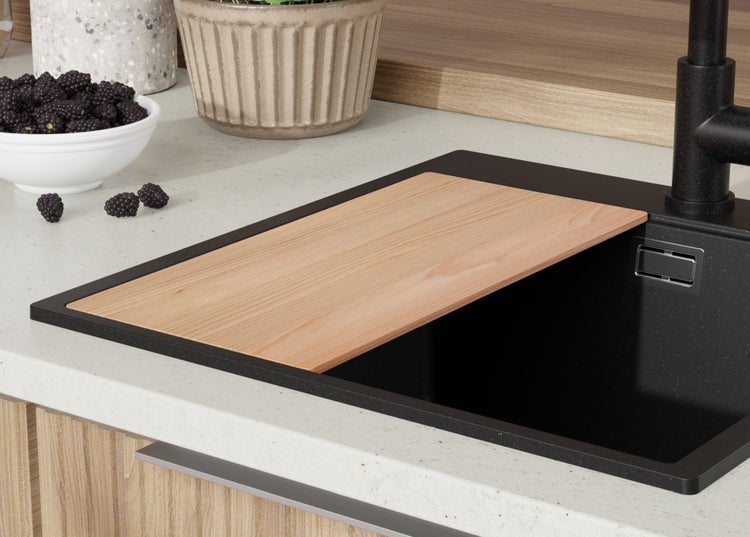 Spüle mit Schneidebrett im Küchenbereich