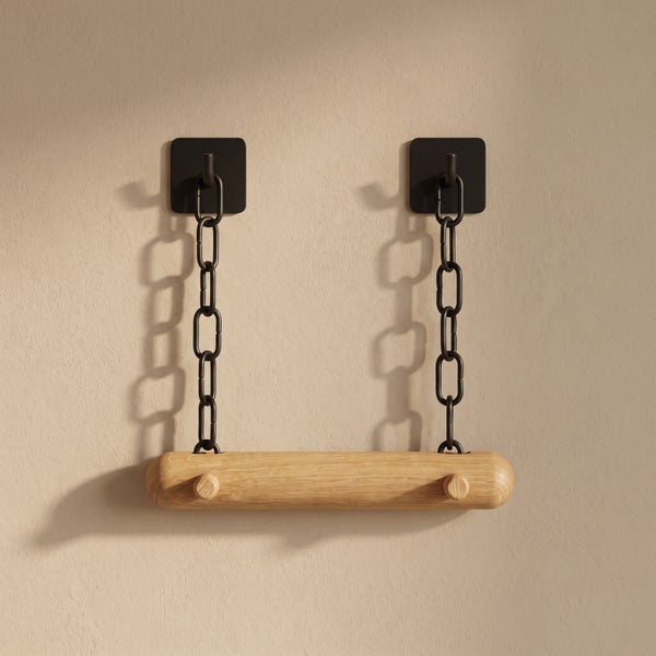 Wandgarderobe mit Holzelement und zwei Kettenaufhängungen zur Montage