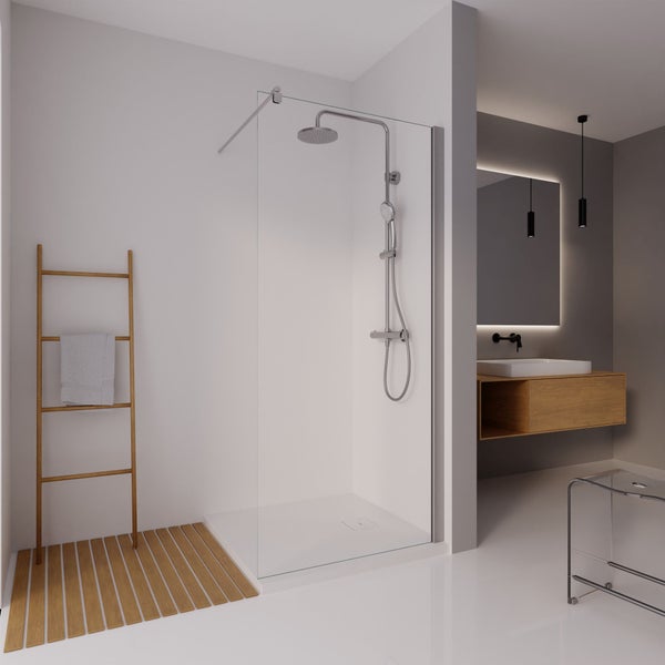 Modernes Badezimmer mit begehbarer Glasdusche, verchromtem Duschsystem, weißer Duschwanne, hölzerner Handtuchleiter und einem Waschtisch aus Holz.