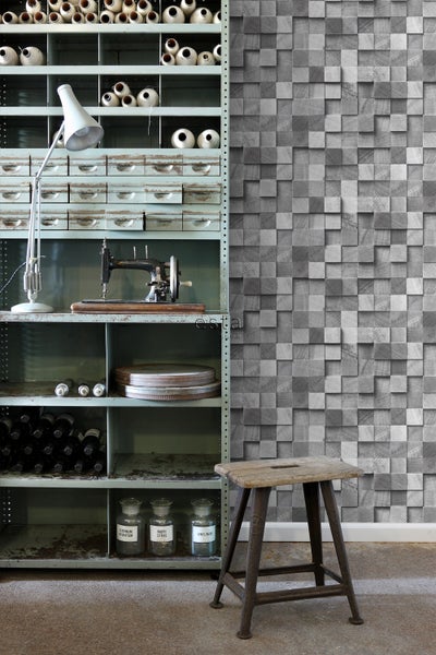 Regal mit verschiedenen Gegenständen und eine Wand mit Holzblockmuster