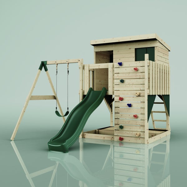 Spielturm aus Holz mit Spielhaus, Rutsche, Schaukel und Kletterwand.