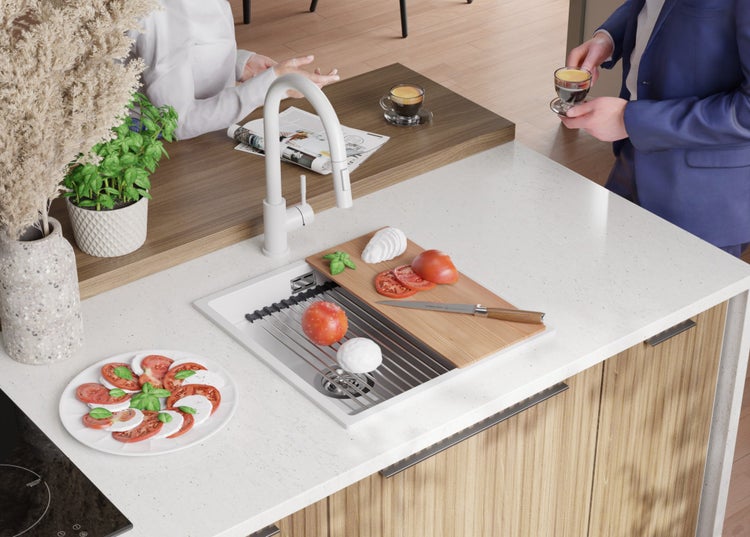 Küchenszene mit Spüle, Armatur, Schneidebrett, Mozzarella-Tomaten-Salat und Personen