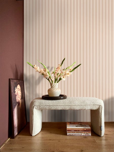 Heller Raum mit gestreifter Tapete, Sitzbank, Blumen in Vase und gerahmtem Bild