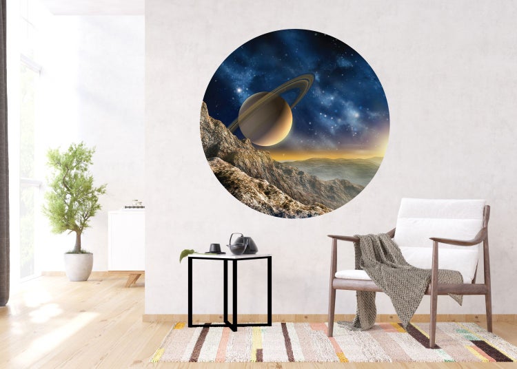 Wohnzimmer mit Wandtattoo, das einen Planeten mit Ringen über einer Berglandschaft zeigt
