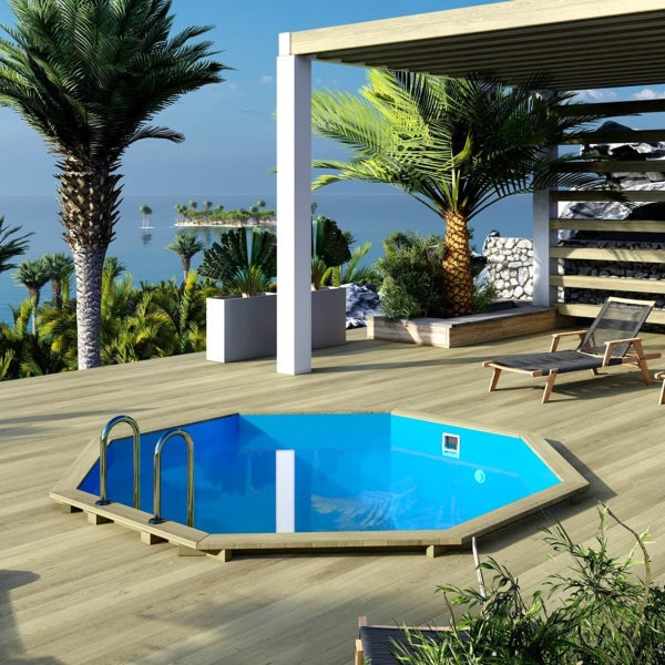 Garten mit Pool, Holzterrasse und Liegestuhl unter einer Pergola
