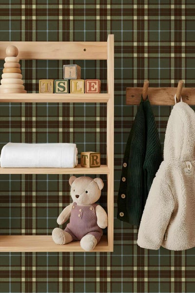 Vliestapete mit Karomuster in einem Kinderzimmer mit Holzregal, Spielzeug, Teddybär und Garderobe.