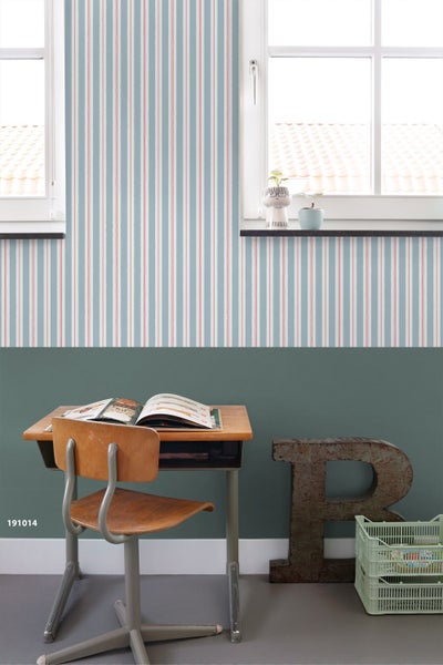 Zimmer mit gestreifter Tapete, Schreibtisch und Stuhl