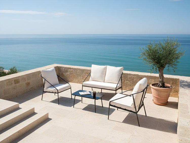 Terrasse mit Lounge-Möbeln, bestehend aus Sofa, Sesseln und Tisch