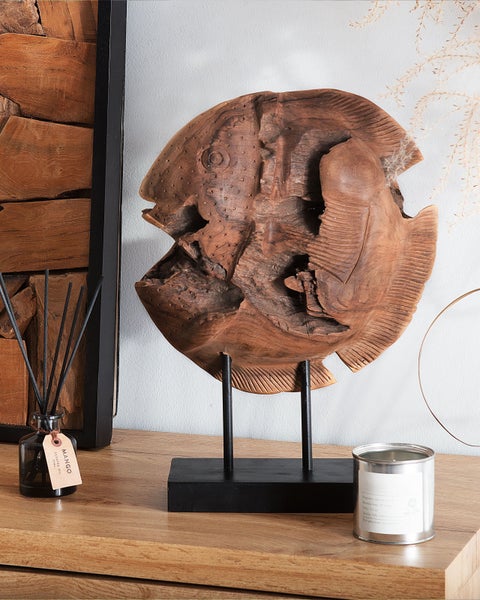 Dekorative Holzfischfigur auf einem Tisch