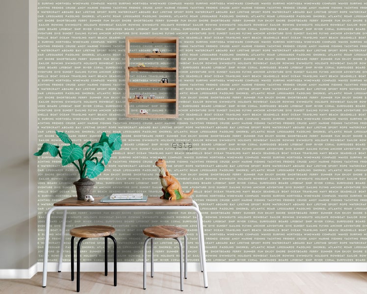 Dekoratives Zimmer mit Tisch, Stühlen, Pflanze und Wandregal vor einer Wand mit Textmuster