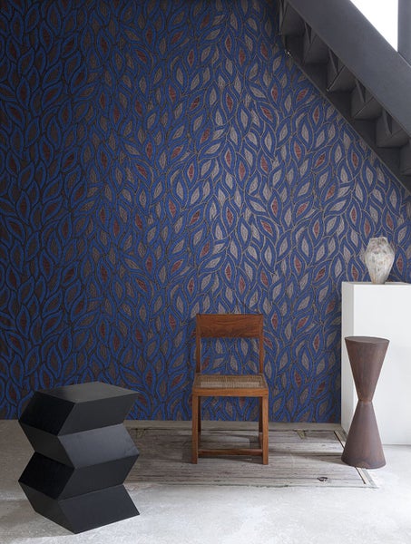 Tapetenrolle mit Streifenmuster