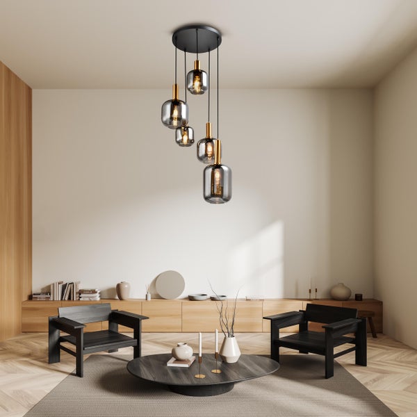 Wohnzimmer mit Pendelleuchte, zwei Sesseln und einem Couchtisch