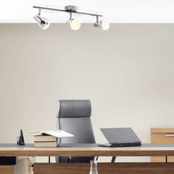 Deckenleuchte mit drei Strahlern über einem Schreibtisch