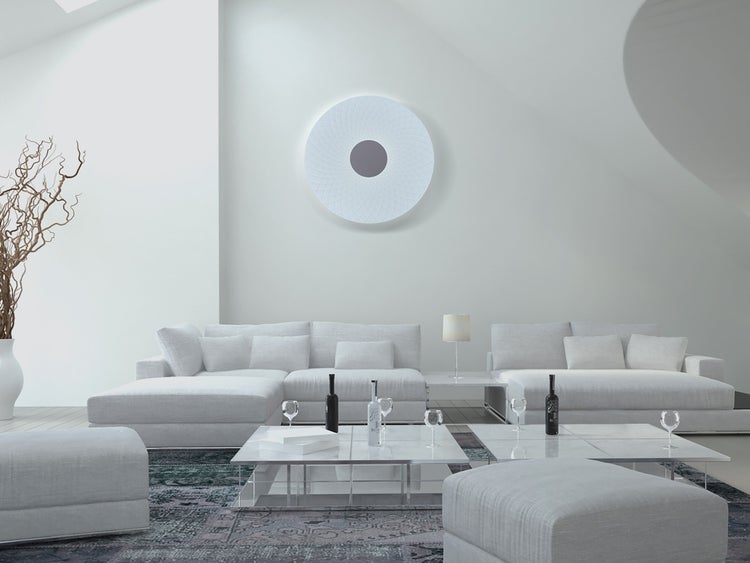 Helles Wohnzimmer mit Sofa, Tisch und Dekorationen für ein modernes Ambiente.