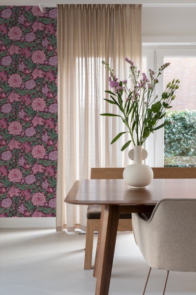 ESTAhome Tapete Blumenmuster Bonbonrosa, Lila und Grün - 50 x 900 cm - 131128