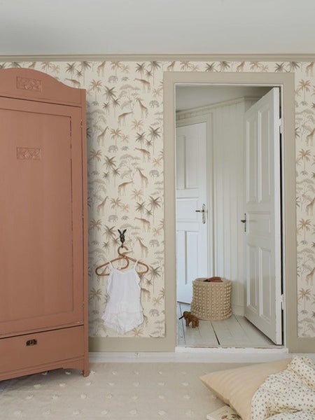 Dekorative Tapete mit Tier- und Pflanzenmotiven, kombiniert mit verschiedenen Wohnaccessoires