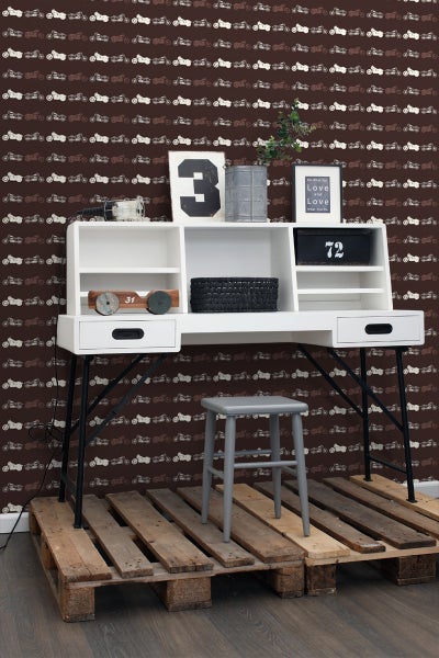 Schreibtisch mit Regalen, Dekorationen und Hocker vor einer Wand mit Motorradmuster