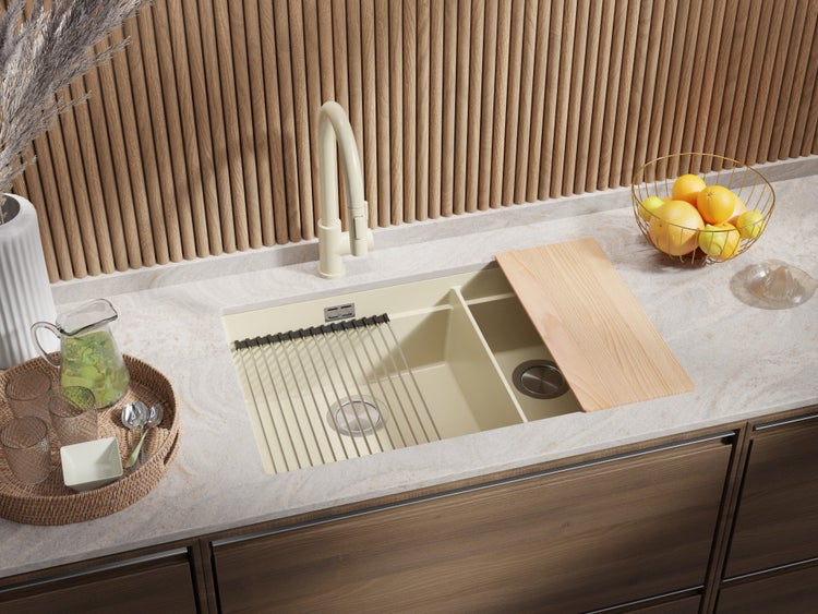 Küchenszene mit Spüle, Armatur, Schneidebrett und Accessoires auf einer Arbeitsplatte