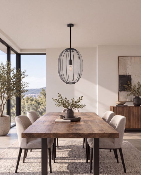 Esszimmer mit Holzesstisch, gepolsterten Stühlen und einer ovalen Netz Pendelleuchte in einem hellen, modernen Wohnraum mit bodentiefem Fenster.