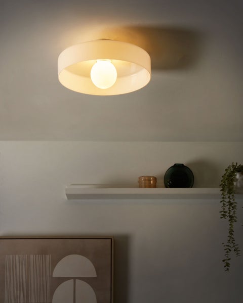 Deckenleuchte mit runder Form und warmem Lichtschein in einem stilvollen Interieur