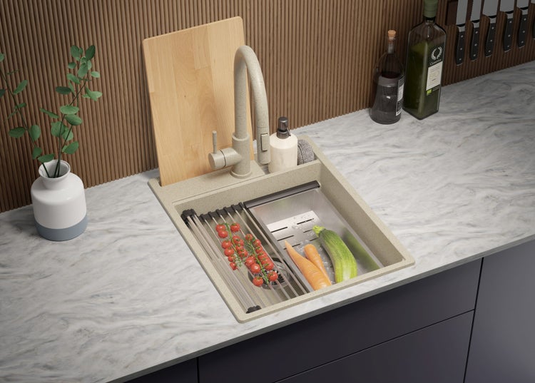 Küchenspüle mit Abtropfgestell, Armatur, Schneidebrett und Gemüse auf einer Arbeitsplatte.