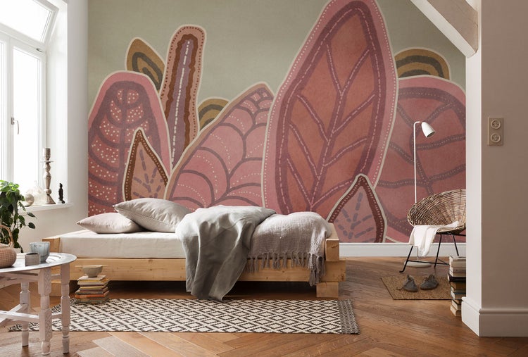 Gemütliches Schlafzimmer mit Bett, Teppich und Wandbild mit Pflanzenmotiven