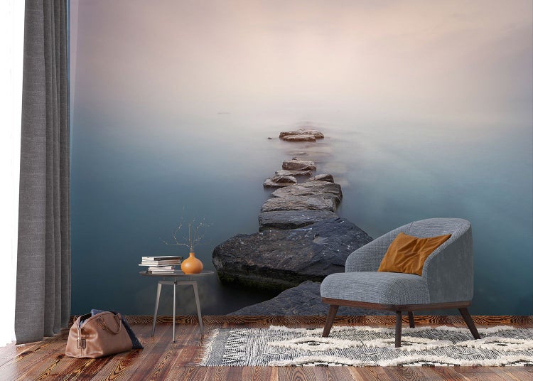 Dekoratives Zimmer mit Steinmotivtapete, Sessel und Beistelltisch